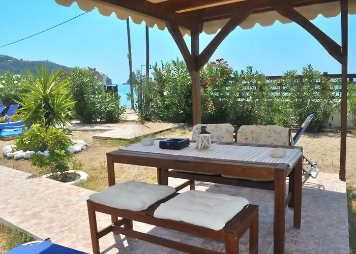 Beachfront Vacation Eftichia 別荘