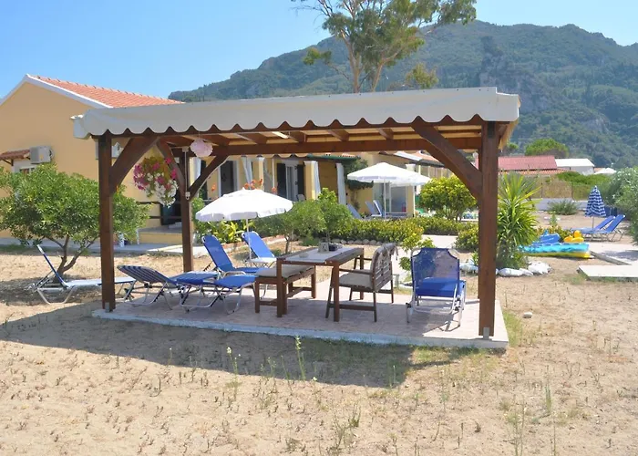 Beachfront Vacation Eftichia Feriehus
